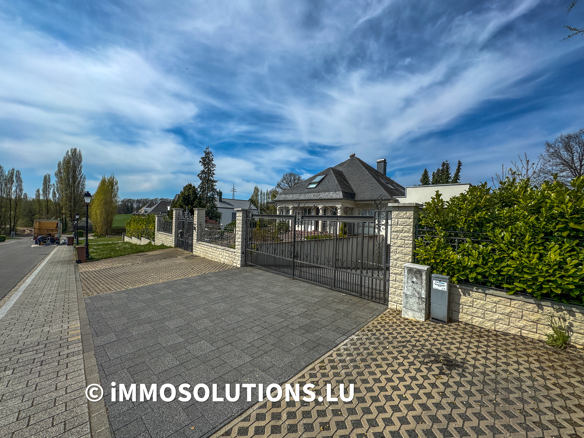 Maison — Hesperange · 636 m² - photo 1