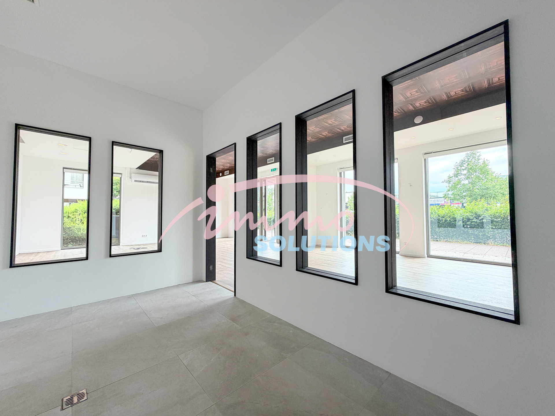 Commerce — Bertrange · 98 m² - photo 11